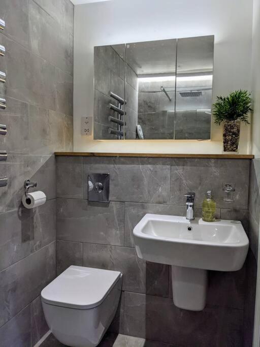 Detached 4 Bedroom Luxury Home ハリファックス エクステリア 写真