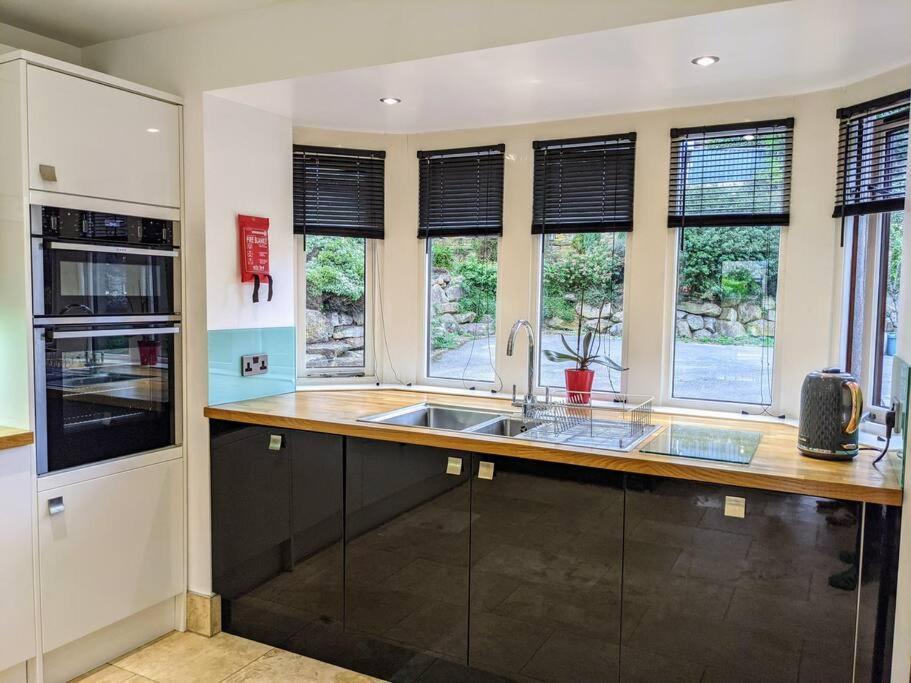 Detached 4 Bedroom Luxury Home ハリファックス エクステリア 写真